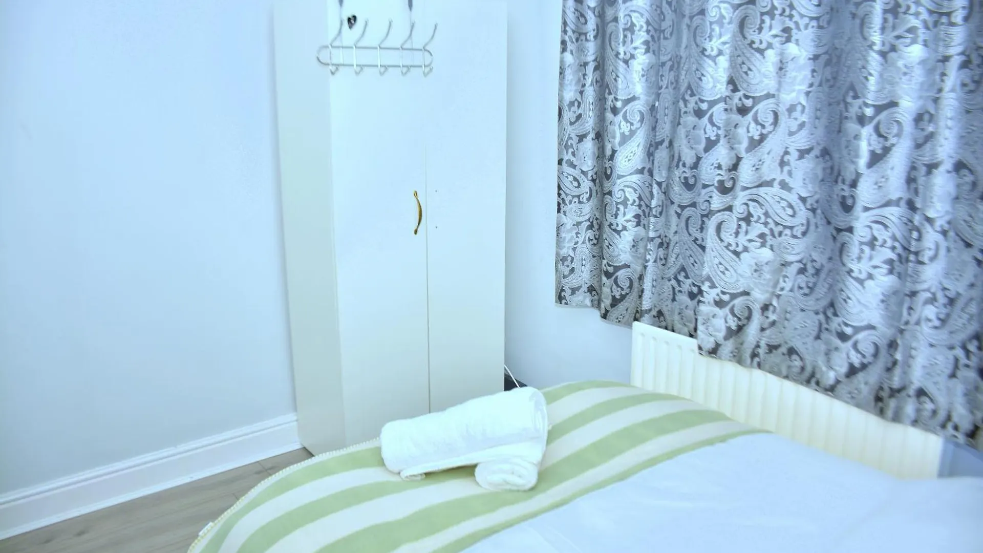 Tranquil Stays At 3 Bedroom House In Dagenham