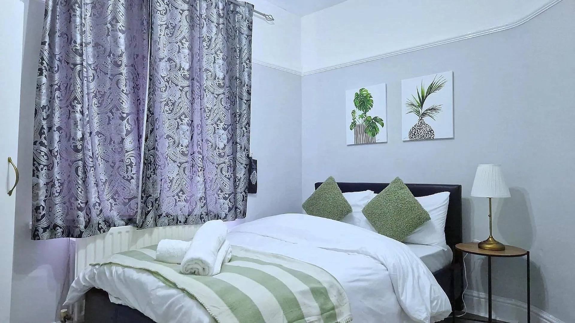 Tranquil Stays At 3 Bedroom House In Dagenham Apartment